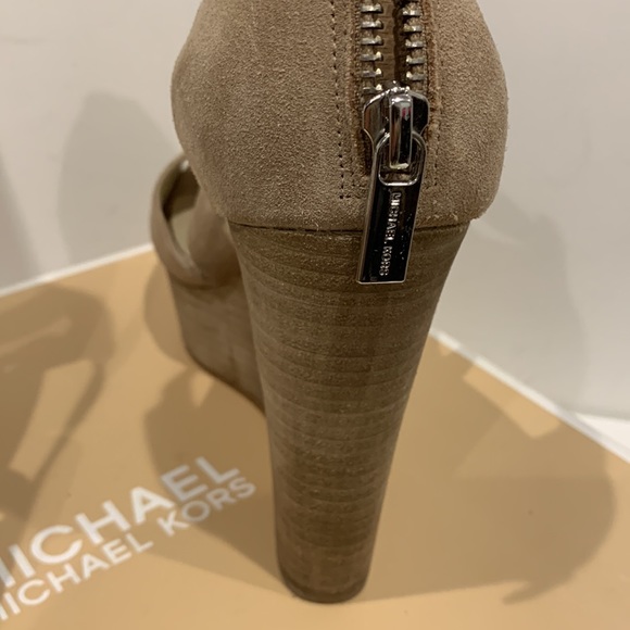 NWOT Michael Kors Wedge Light Beige Suede Platform Sandal Harley Silver Hardware - Picture 3 of 16